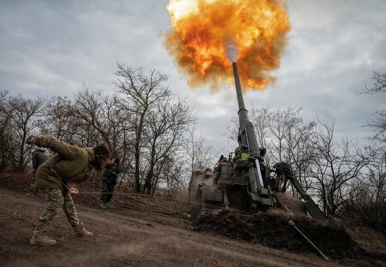 Ảnh ấn tượng tuần (7-13/11): Nữ binh sĩ Ukraine bắn pháo tự hành 2S7 Pion, Nga rút khỏi Kherson, gay cấn bầu cử giữa kỳ Mỹ-ông Biden giành lợi thế lớn