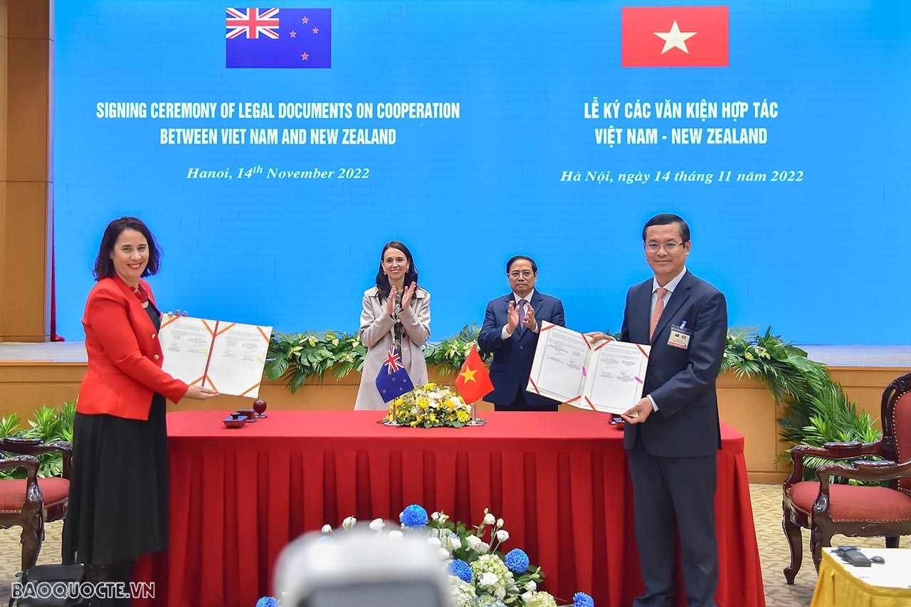 Thủ tướng Chính phủ Phạm Minh Chính và Thủ tướng New Zealand Jacinda Ardern chứng kiến lễ ký Thỏa thuận hợp tác giáo dục giữa Bộ Giáo dục và Đào tạo Việt Nam và Bộ Giáo dục New Zealand. 