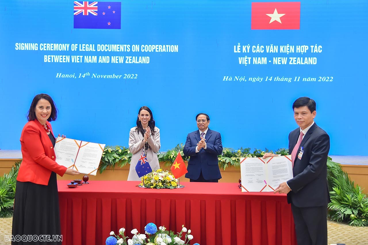 Thủ tướng Chính phủ Phạm Minh Chính và Thủ tướng New Zealand Jacinda Ardern chứng kiến lễ ký Thỏa thuận hợp tác giữa Bộ Giao thông vận tải Việt Nam và Bộ Giao thông vận tải New Zealand về họp tác hàng không dân dụng.