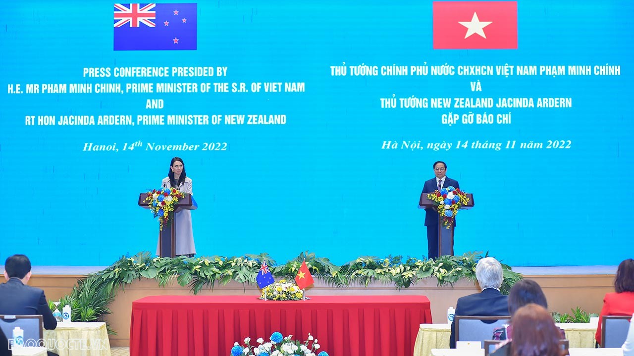 Thủ tướng Phạm Minh Chính và Thủ tướng New Zealand Jacinda Ardern gặp gỡ báo chí. 