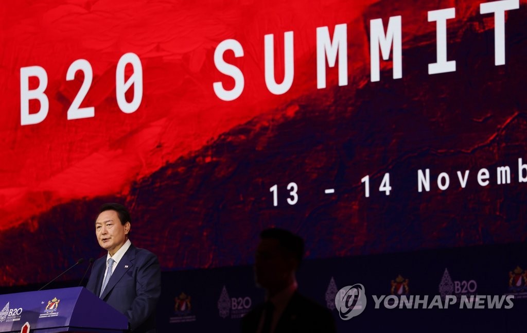 Tổng thống Hàn Quốc Yoon Suk Yeol phát biểu tại Hội nghị các nhà lãnh đạo doanh nghiệp toàn cầu (B20) ở Bali, Indonesia, ngày 14/11. (Nguồn: Yonhap)