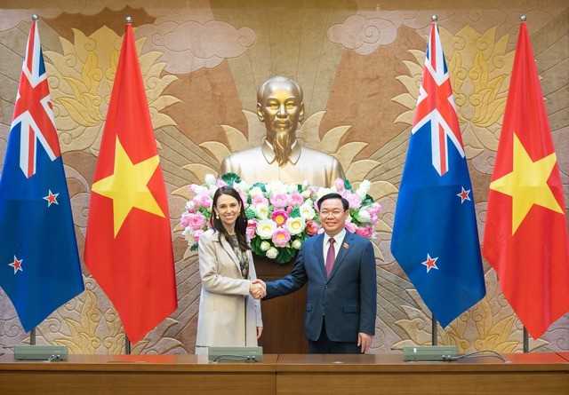 Chủ tịch Quốc hội Vương Đình Huệ và Thủ tướng New Zealand Jacinda Ardern - Ảnh: Quochoi.vn