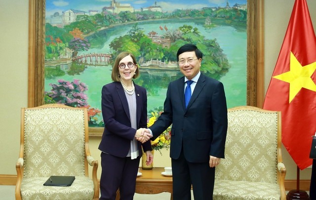 Deputy PM Pham Binh Minh receive Oregon Governor Katherine Brown