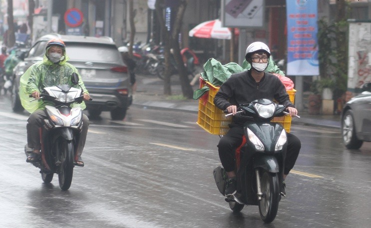 Dự báo thời tiết đêm nay và ngày mai (15-16/11): Hà Nội, Bắc Bộ, Bắc Trung Bộ đêm và sáng sớm trời lạnh, vùng núi trời rét, nhiều khu vực mưa rào và d