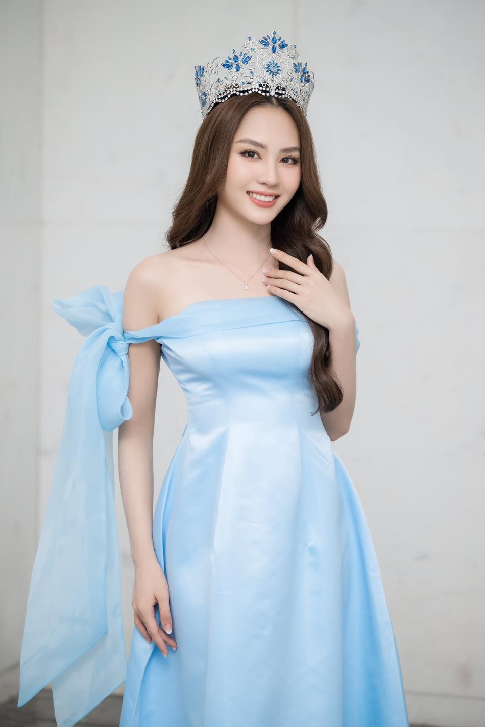 Sao Việt: Hoa hậu Mai Phương khoe vai trần gợi cảm, Hariwon đăng ảnh mặc áo cưới