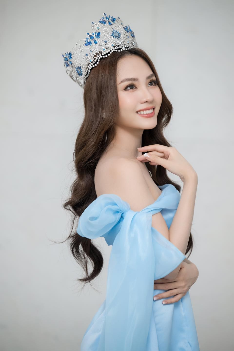 Sao Việt: Hoa hậu Mai Phương khoe vai trần gợi cảm, Hariwon đăng ảnh mặc áo cưới