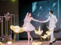 Hoa hậu Lê Âu Ngân Anh và chồng khiêu vũ tình tứ trong đám cưới
