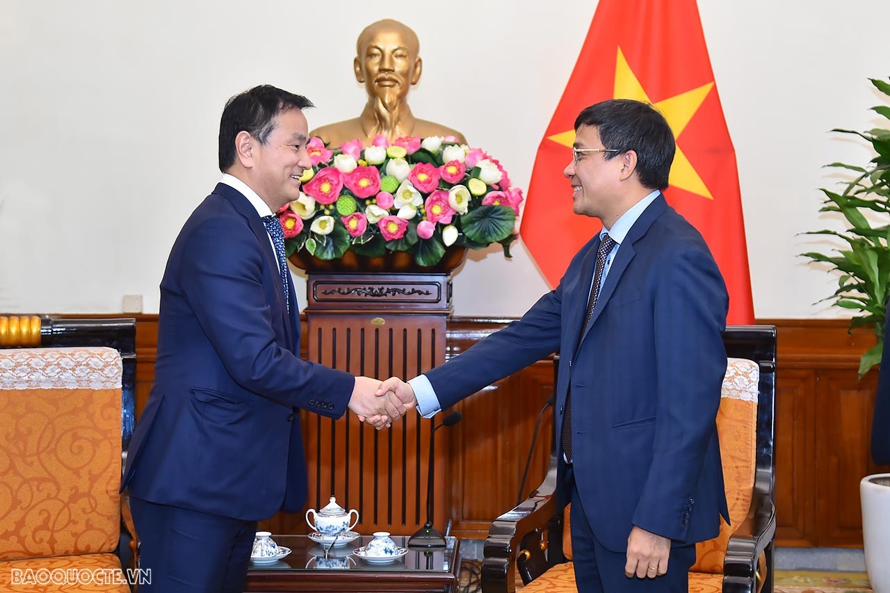 Ngày 16/11, tại trụ sở Bộ Ngoại giao, Thứ trưởng Thường trực Bộ Ngoại giao Nguyễn Minh Vũ đã tiếp ông Muraoka Tsugumasa, Thống đốc tỉnh Yamaguchi và đoàn công tác của tỉnh Yamaguchi thăm Việt Nam. (Ảnh: Anh Sơn)