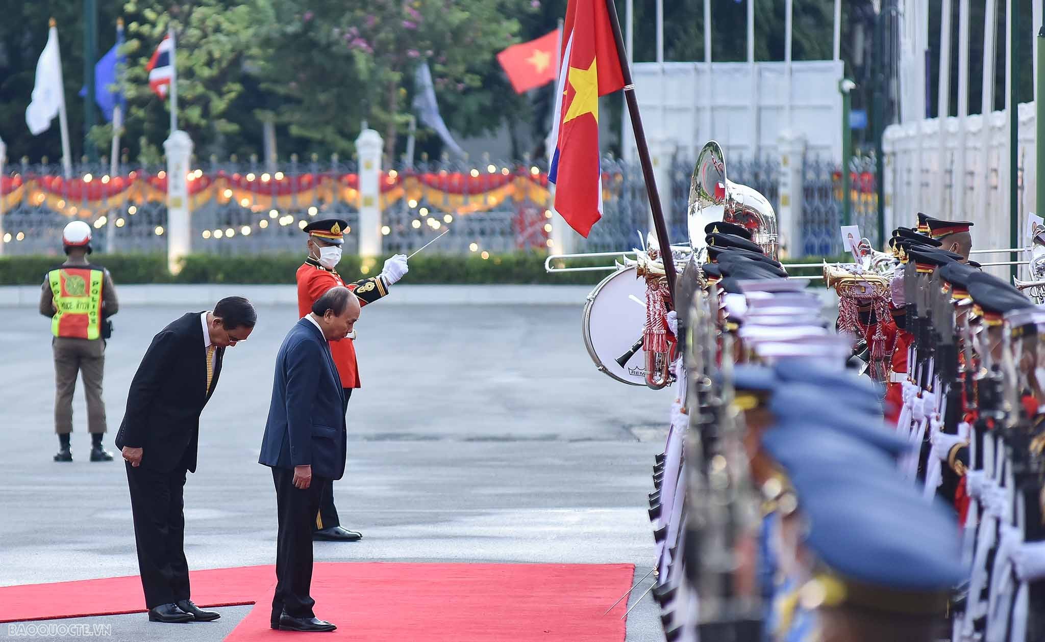 Lễ đón chính thức Chủ tịch nước và Phu nhân tại Tòa nhà Chính phủ Thái Lan