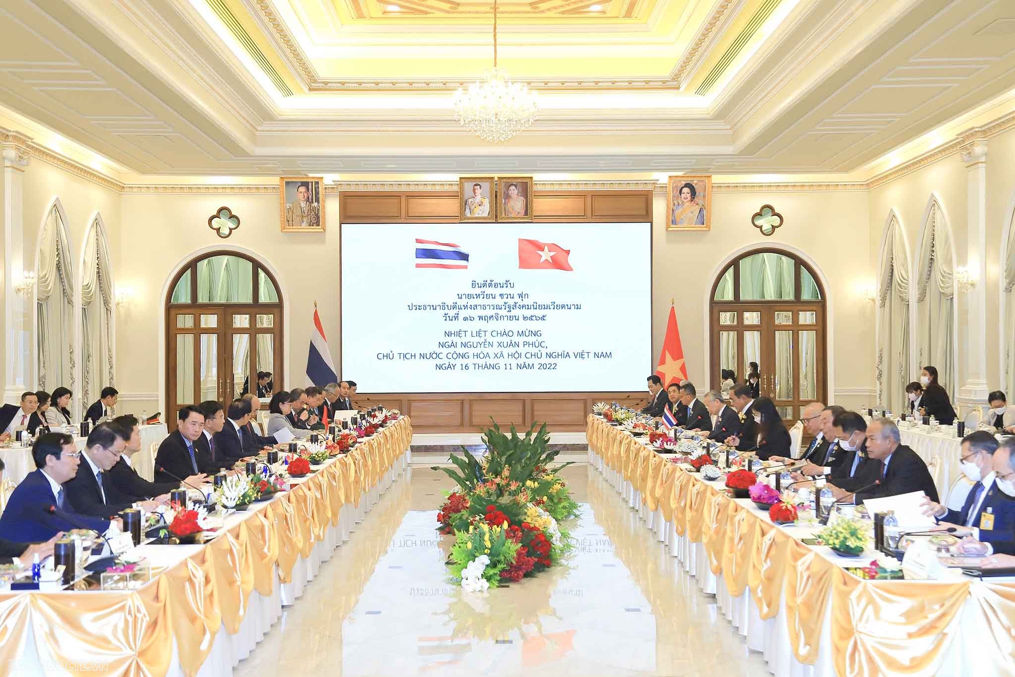 Sau lễ đón, Chủ tịch nước Nguyễn Xuân Phúc và Thủ tướng bắt đầu cuộc hội đàm, trao đổi phương hướng và thống nhất các biện pháp thúc đẩy hợp tác giữa Việt Nam và Thái Lan trong thời gian tới.