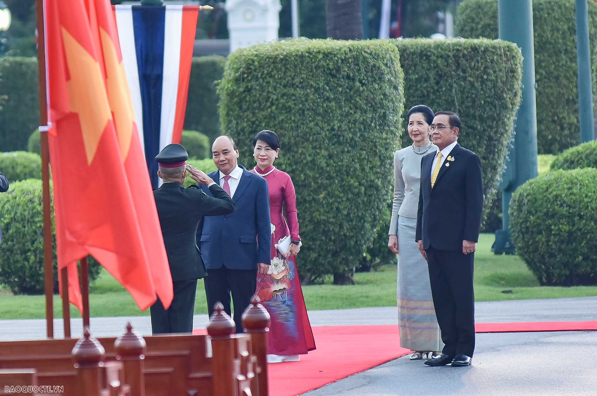 Lễ đón chính thức Chủ tịch nước và Phu nhân tại Tòa nhà Chính phủ Thái Lan
