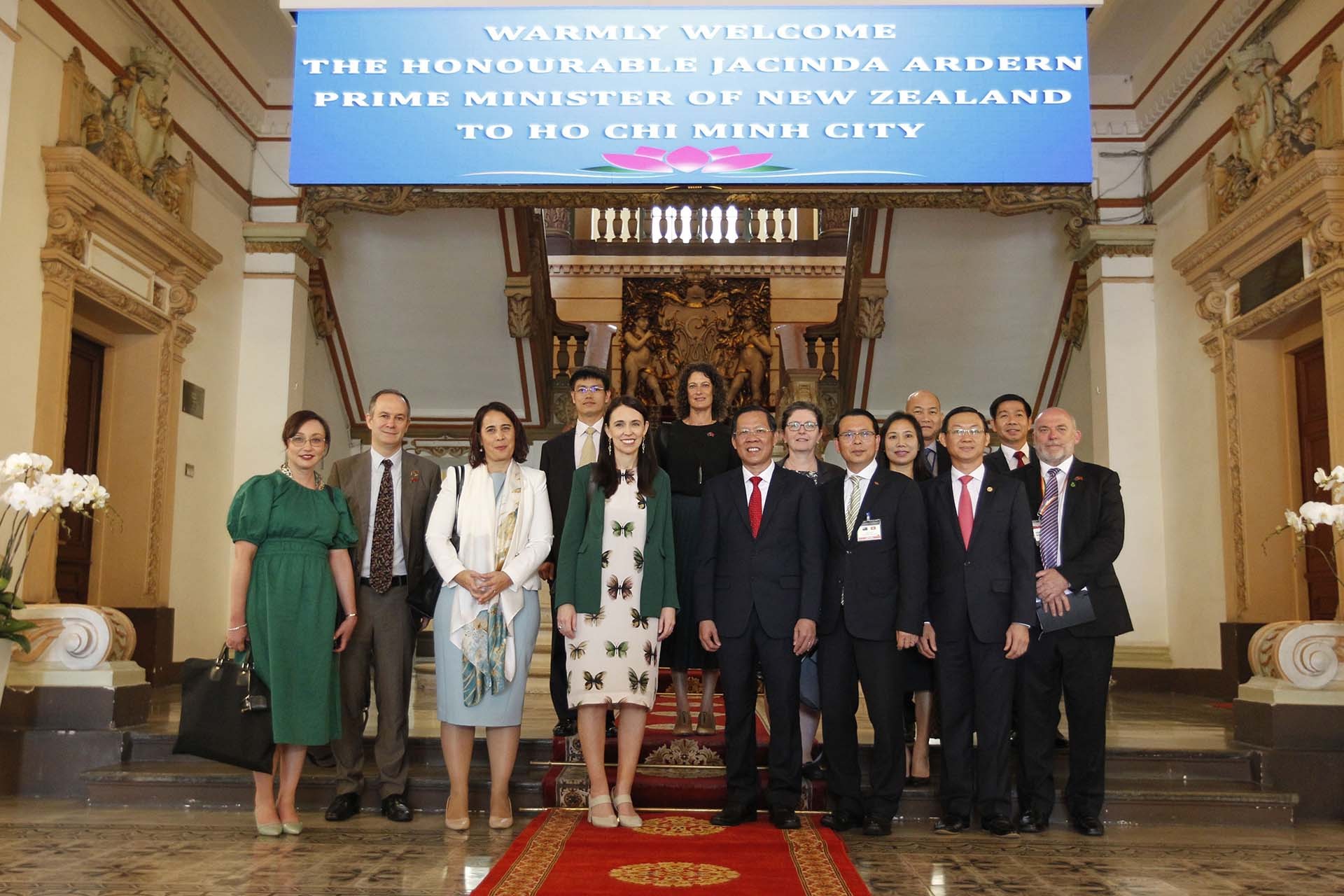 Chủ tịch UBND thành phố Hồ Chí Minh Phan Văn Mãi và Thủ tướng New Zealand Jacinda Ardern cùng các đại biểu. (Nguồn: TTXVN)