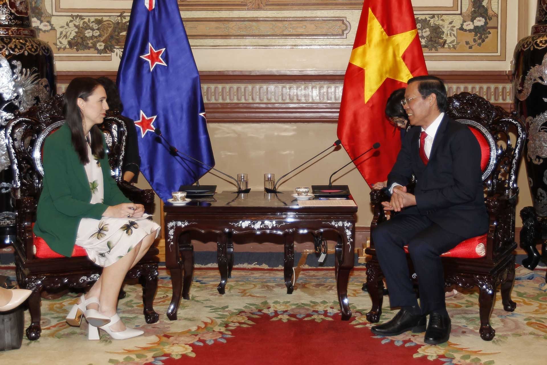 Chủ tịch UBND thành phố Hồ Chí Minh Phan Văn Mãi tiếp Thủ tướng New Zealand Jacinda Ardern. (Nguồn: TTXVN)