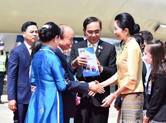 Welcome ceremony with 21 gun salute held for Vietnamese President in Thailand