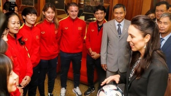 New Zealand PM meets Vietnamese women's football team in Hanoi