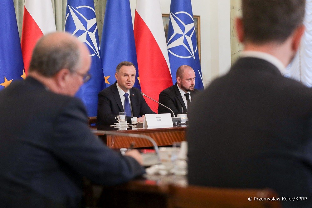 (11.17) Tổng thống Andrzej Duda và Thủ tướng Mateusz Morawiecki phát biểu trong buổi họp báo chung ngày 16/11 về vụ tên rơi ở Ba Lan. (Nguồn: KRPP)