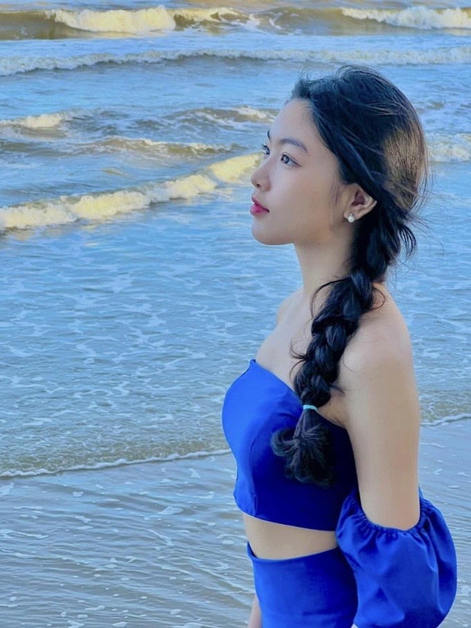 Con gái lớn MC Quyền Linh chia sẻ hình ảnh trước biển với trang phục vai trần gợi cảm