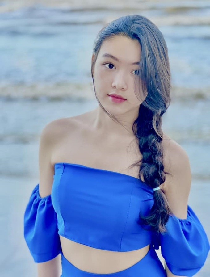 Con gái lớn MC Quyền Linh chia sẻ hình ảnh trước biển với trang phục màu xanh