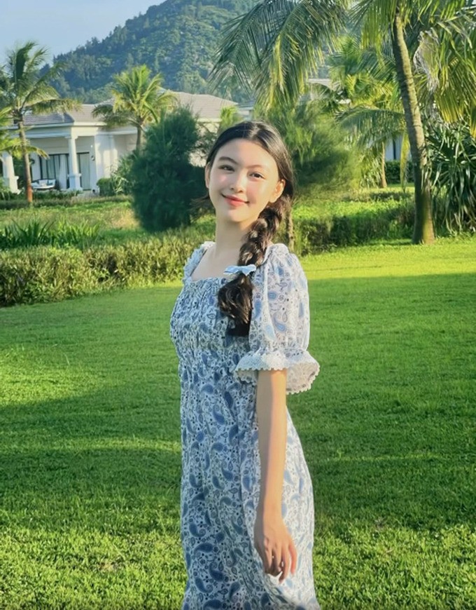 Con gái lớn MC Quyền Linh chia sẻ hình ảnh trước biển với trang phục màu xanh
