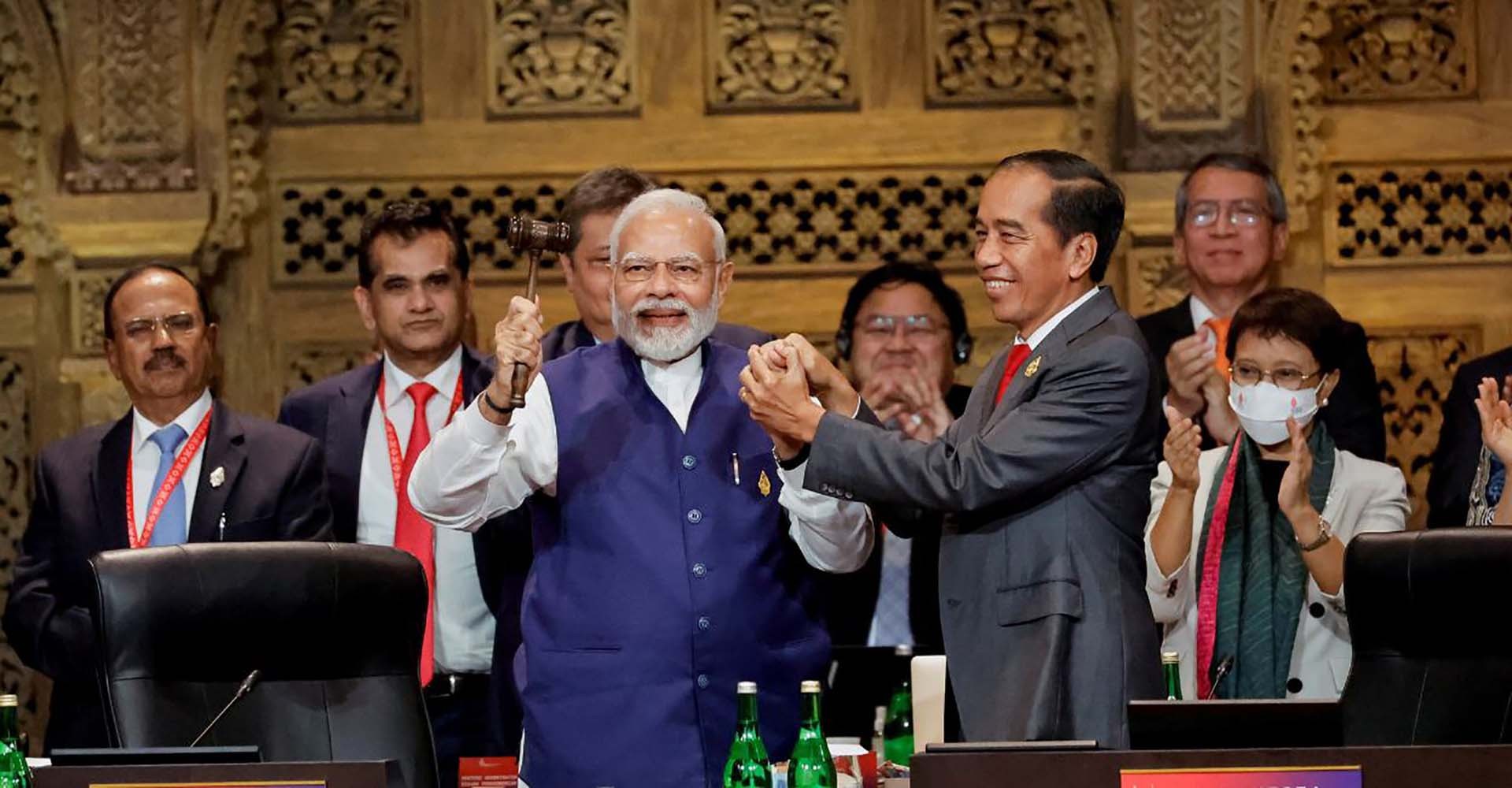 Tổng thống Indonesia Joko Widodo giao chiếc búa, biểu tượng của cương vị Chủ tịch G20, cho Thủ tướng Ấn Độ Narendra Modi ngày 16/11. (Nguồn: Reuters)