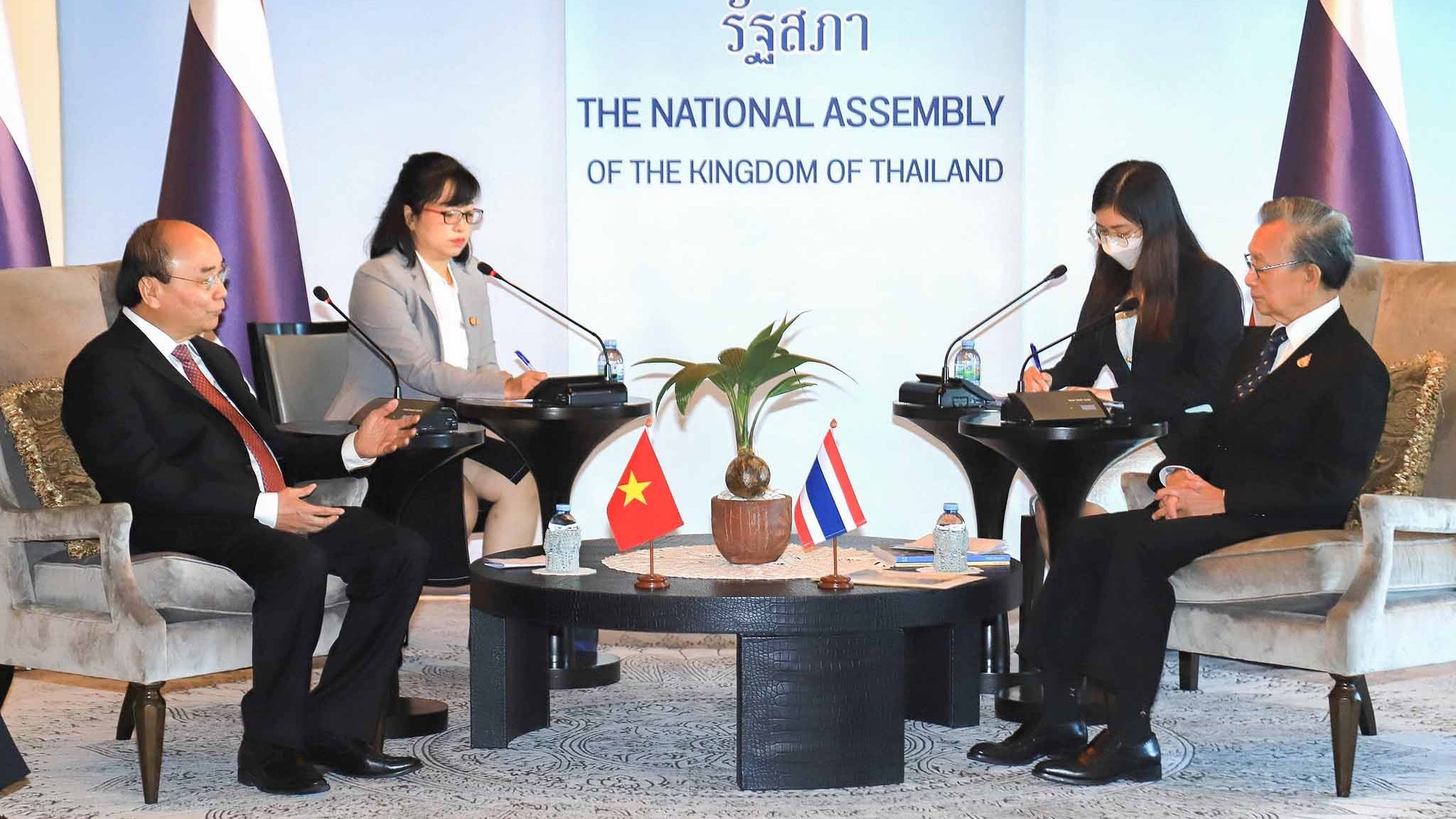 Chủ tịch nước Nguyễn Xuân Phúc hội kiến Chủ tịch Quốc hội Thái Lan Chuan Leekpai
