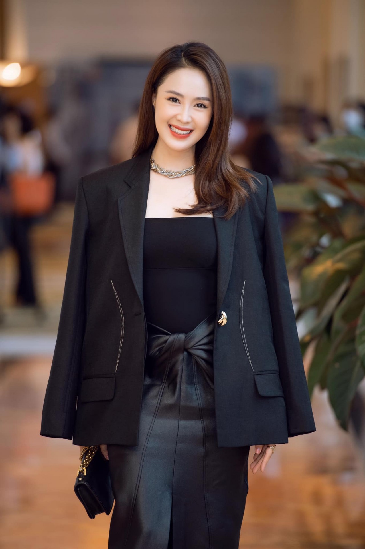 Hành trình công lý: Ngắm thời trang thanh lịch của diễn viên Hồng Diễm
