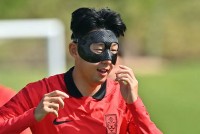 World Cup 2022: Hình ảnh Son Heung Min đeo mặt nạ như người dơi tập luyện cùng tuyển Hàn Quốc ở Qatar