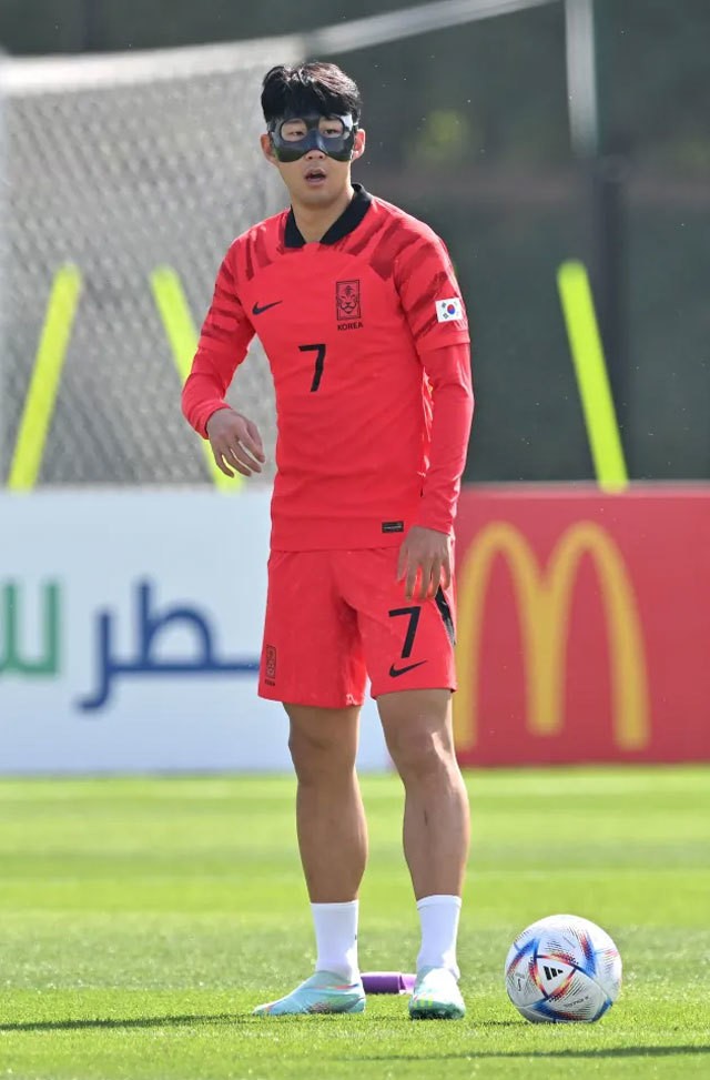 World Cup 2022: Son Heung Min đeo mặt nạ tập luyện ở Qatar
