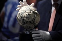 Trái bóng gắn với huyền thoại Maradona được bán 2,4 triệu USD