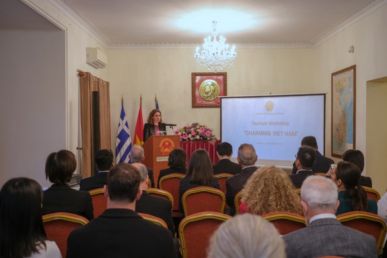 (11.17) Đại diện Bộ Du lịch Hy Lạp trình bày tại Hội thảo. (Nguồn: Đại sứ quán Việt Nam tại Hy Lạp)