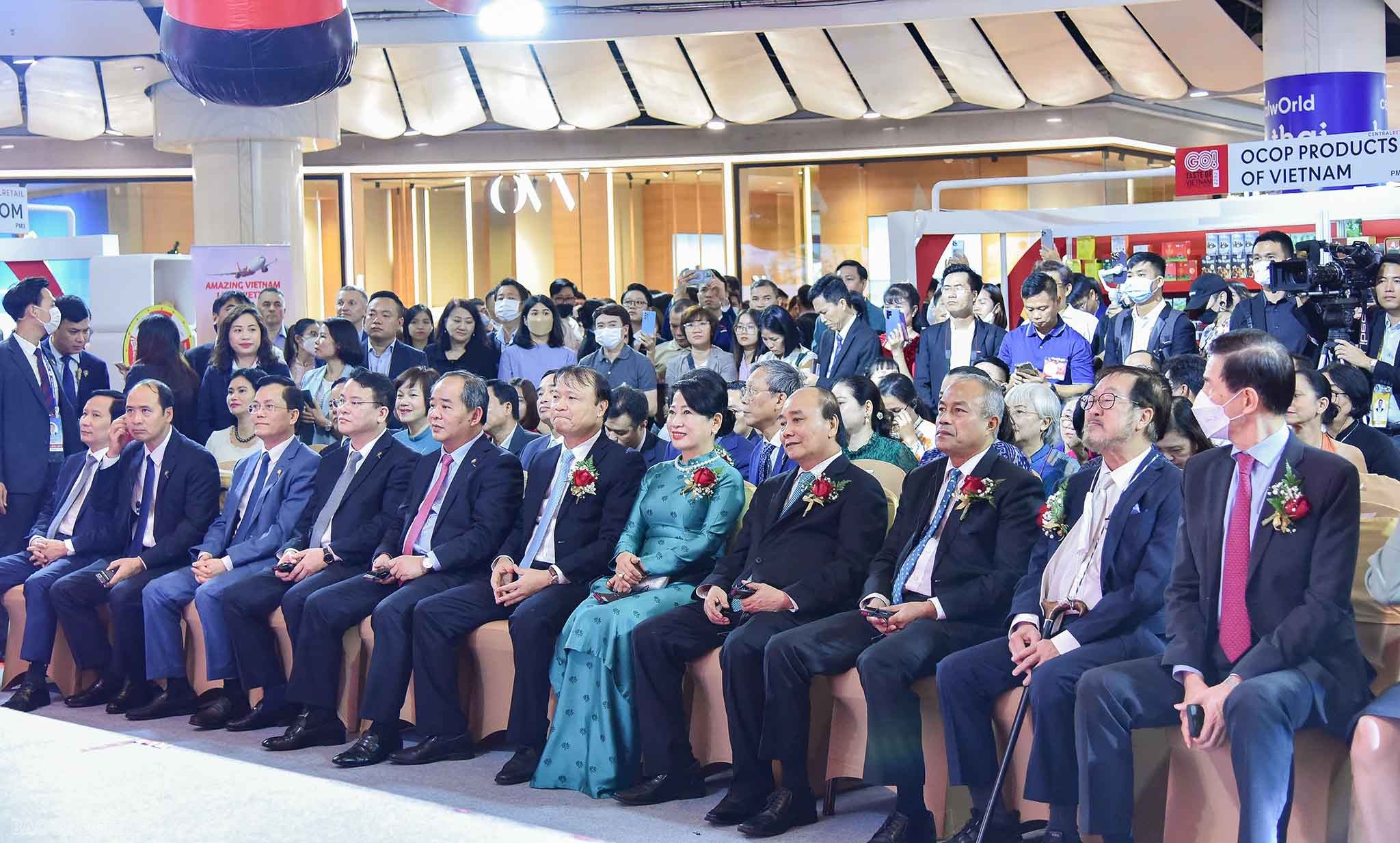 Chủ tịch nước Nguyễn Xuân Phúc cắt băng khởi động Tuần hàng Việt Nam tại Thái Lan