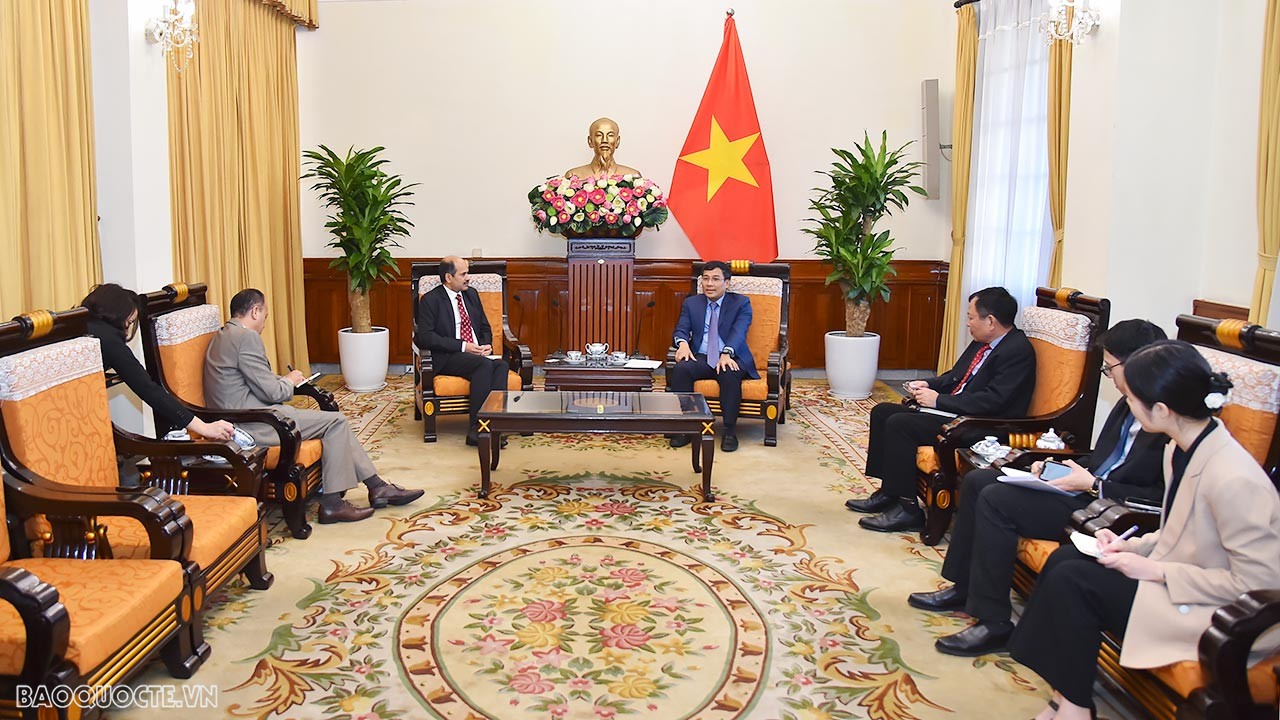 Chiều ngày 17/11, tại trụ sở Bộ, Thứ trưởng Thường trực Bộ Ngoại giao Nguyễn Minh Vũ đã tiếp Đại sứ Ấn Độ tại Việt Nam, ông Sandeep Arya. (Ảnh: Anh Sơn)