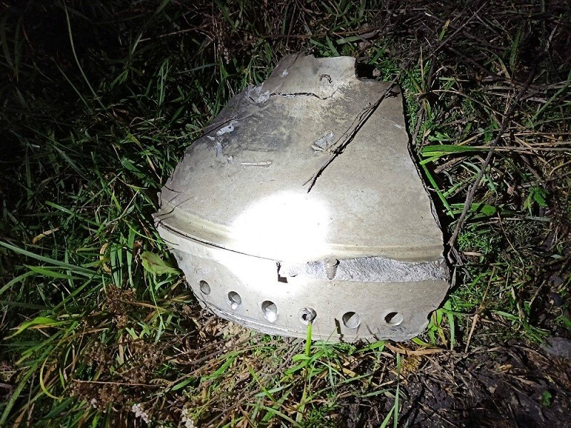 (11.18) Một mảnh vỡ, được cho là của tên lửa phòng không S-300, được tìm thấy tại hiện trường ở Przewodow, Ba Lan ngày 16/11. (Nguồn: Reuters)