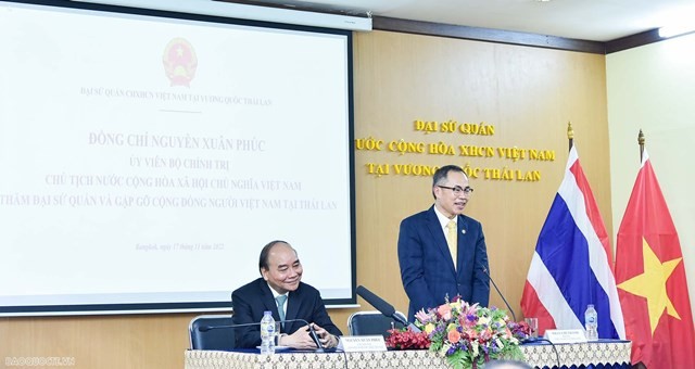 President visits Embassy, meeting Vietnamese community in Thailand