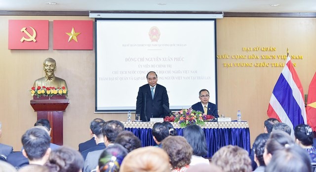 President visits Embassy, meeting Vietnamese community in Thailand