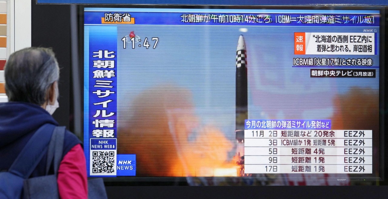 (11.18) Người dân theo dõi bản tin về vụ phóng tên lửa mới nhất của Triều Tiên ở Tokyo, Nhật Bản ngày 18/11. (Nguồn: Reuters)