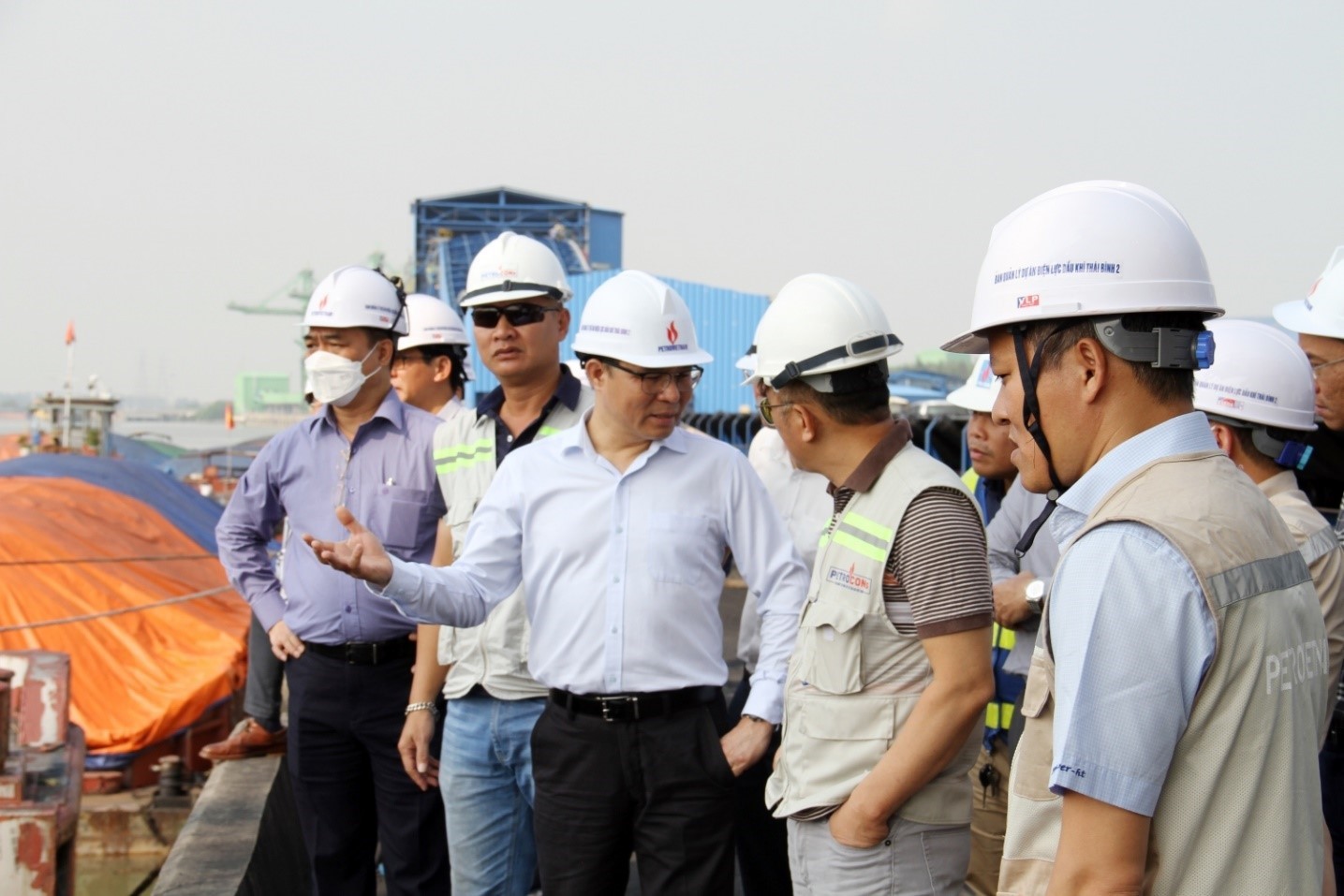 Tổng Giám đốc Petrovietnam Lê Mạnh Hùng kiểm tra tiến độ vận hành cảng nhận than NMNĐ Thái Bình 2. (Nguồn: Petrovietnam)