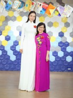 Hoa hậu Ban Mai diện áo dài trắng về thăm trường cũ nhân ngày 20/11