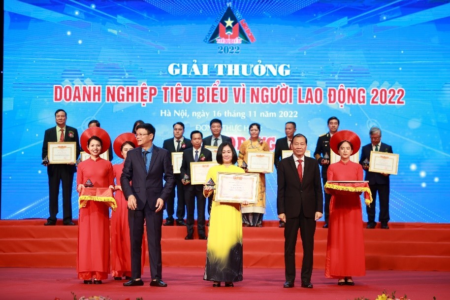 Bà Trần Hương Giang - Giám đốc Khối Nhân sự BAC A BANK đại diện Ngân hàng nhận giải thưởng 