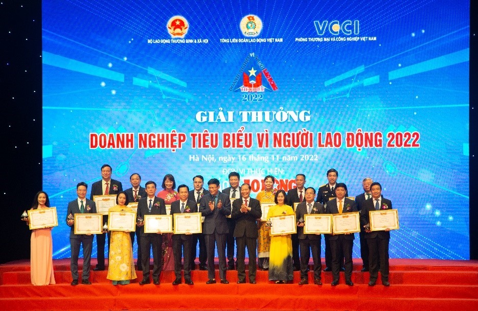 Đại diện Top 9 doanh nghiệp nhận bằng khen của Liên đoàn Thương mại và Công nghiệp Việt Nam