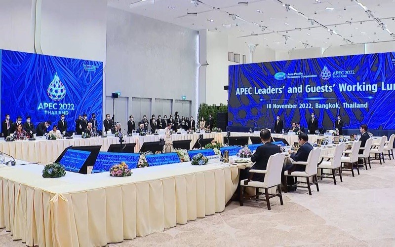 President Nguyen Xuan Phuc attends dialogue with APEC leaders