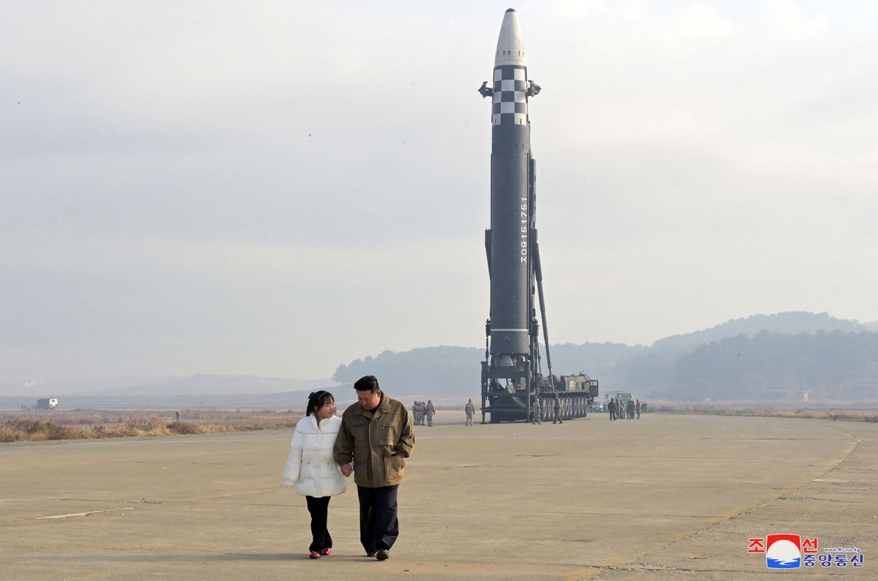 (11.19) Chủ tịch Triều Tiên Kim Jong Un và con gái trong khu vực bãi phóng tên lửa ICBM Hwasong-17. (Nguồn: KCNA)