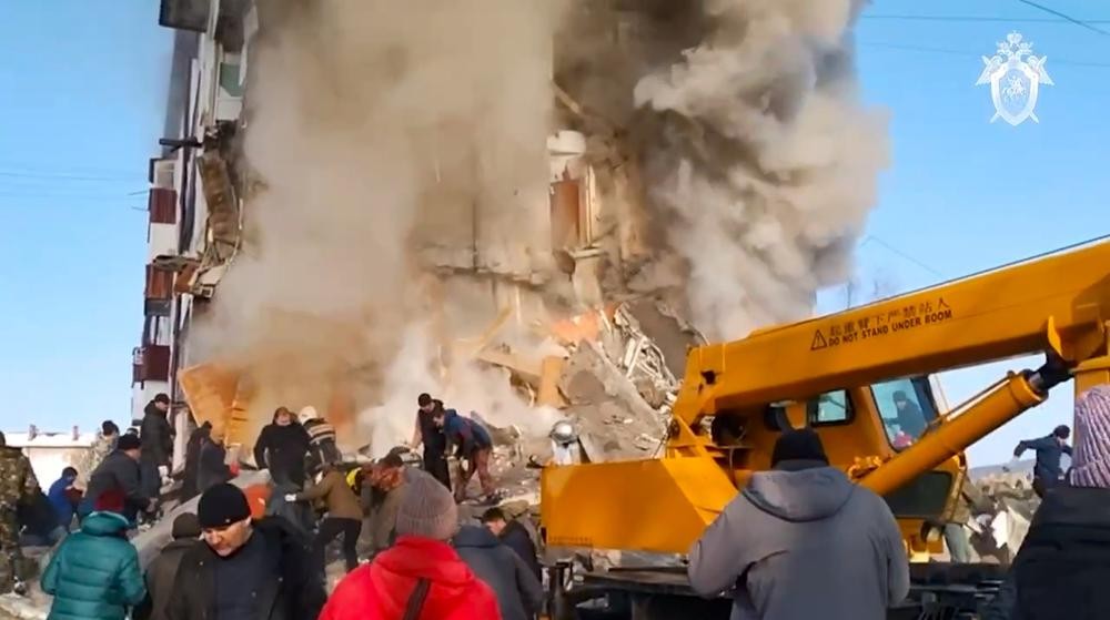 (11.19) Hình ảnh từ đoạn video quay lại quang cảnh hỗn loạn sau vụ nổ khí đốt tại tòa nhà chung cử ở Sakhalin, Nga. (Nguồn: AP)