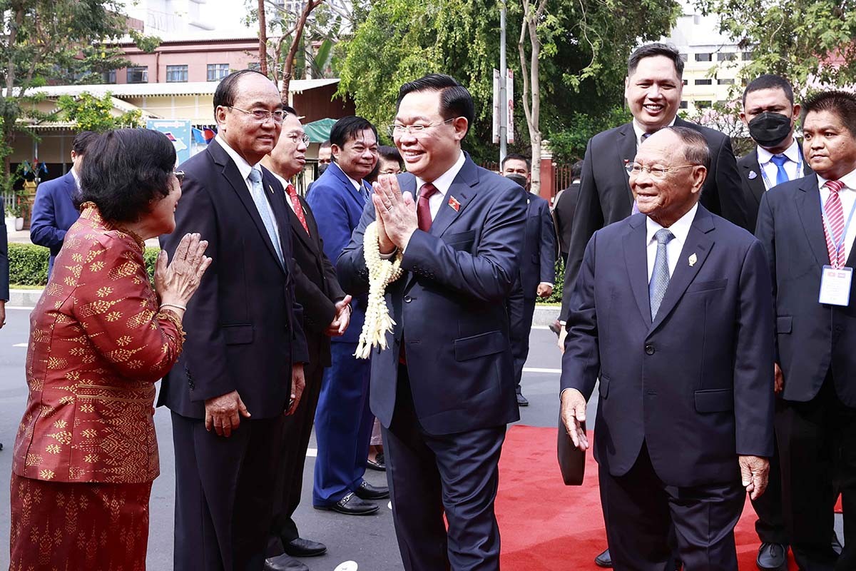 Chủ tịch Quốc hội Campuchia Samdech Heng Samrin giới thiệu với Chủ tịch Quốc hội Vương Đình Huệ các đại biểu đoàn Quốc hội Campuchia. (Nguồn: TTXVN)