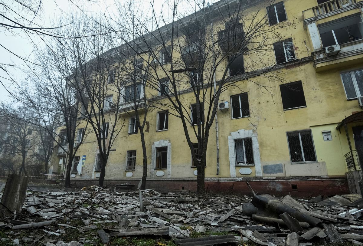 (11.19) Thống kê của Ukraine cho thấy Donetsk là khu vực có trẻ em chịu nhiều thương vong nhất - Ảnh: Một tòa nhà hứng chịu các đợt công của Nga tại Dnipro. (Nguồn: Reuters)