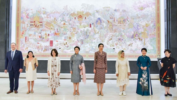 Phu nhân Chủ tịch nước cùng phu nhân, phu quân trưởng đoàn APEC tham quan Bảo tàng Hoàng gia Thái Lan