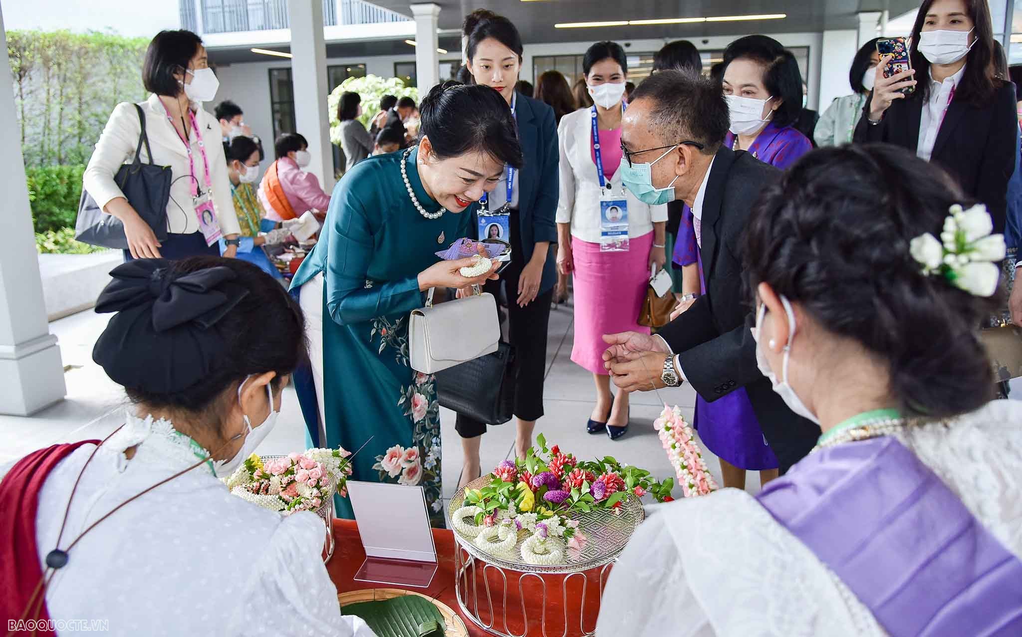 Các Phu nhân, phu quân các nhà lãnh đạo các nền kinh tế thành viên APEC xem các điệu múa truyền thống của Thái Lan và thưởng thức các món ăn đặc trưng và tham quan, tìm hiểu về làm đồ thủ công truyền thống của Thái Lan. 