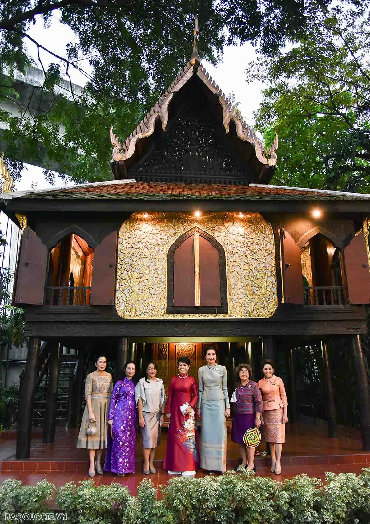 Phu nhân Chủ tịch nước cùng phu nhân, phu quân trưởng đoàn APEC thăm quan Bảo tàng Hoàng gia Thái Lan