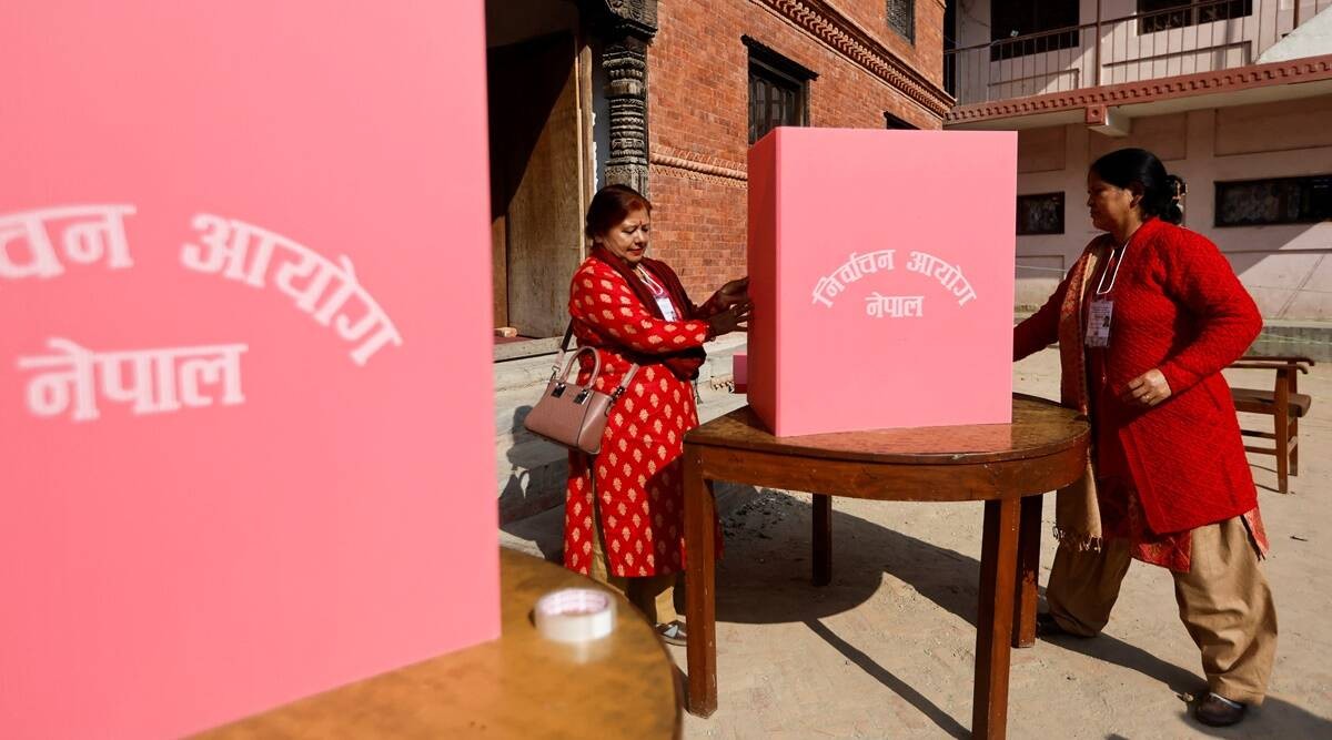 Tại một điểm bỏ phiếu một ngày trước cuộc tổng tuyển cử, ở Bhaktapur, Nepal ngày 19/11. (Nguồn: Reuters)