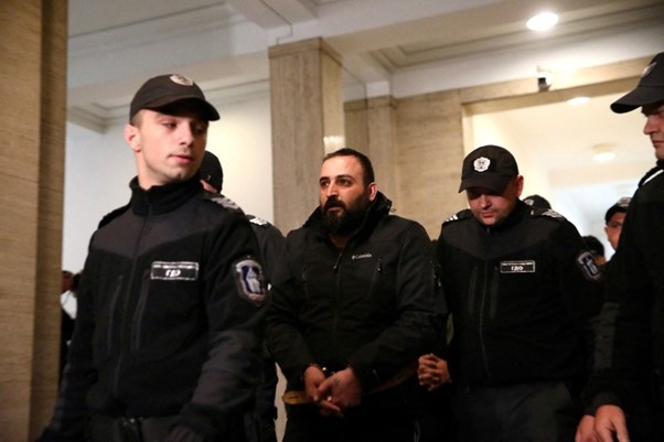 Cảnh sát áp giải 1 kẻ tình nghi liên quan vụ đánh bom ở Thổ Nhĩ Kỳ đến tòa án ở Sofia, Bulagria ngày 19/11. (Nguồn: Reuters)